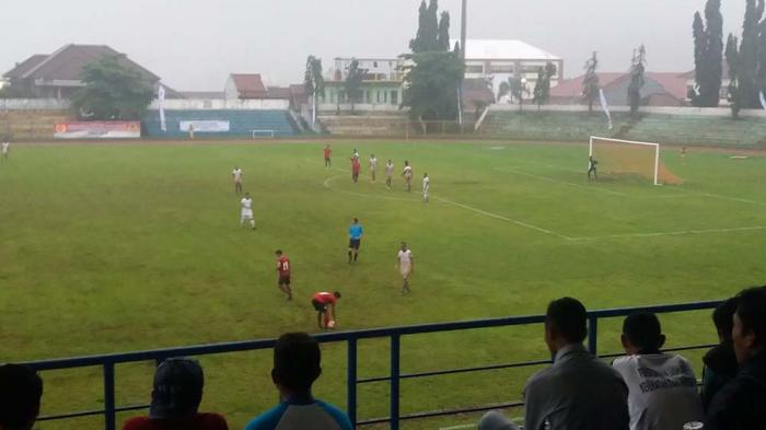 NTT Kebobolan Dua Gol vs Bali Laga Sepakbola Pra PON di Jabar