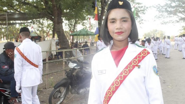 Osin Bangga Dipilih Menjadi Pembawa Bendera Saat Upacara Bendera Di Nagekeo