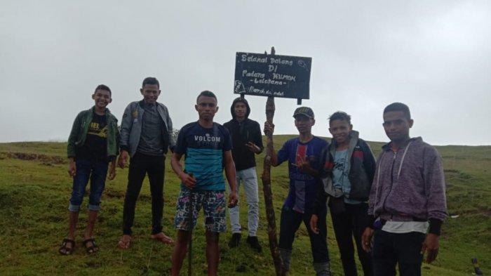 Komunitas Mahasiswa Amfoang Pasang Papan Himbauan di Padang Humon