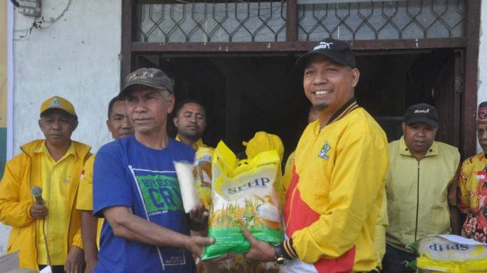 PASAR MURAH - Kegiatan pasar murah yang digelar DPD II Partai Golkar Kabupaten Manggarai, menyambut HUT KE-61 partai Golkar.