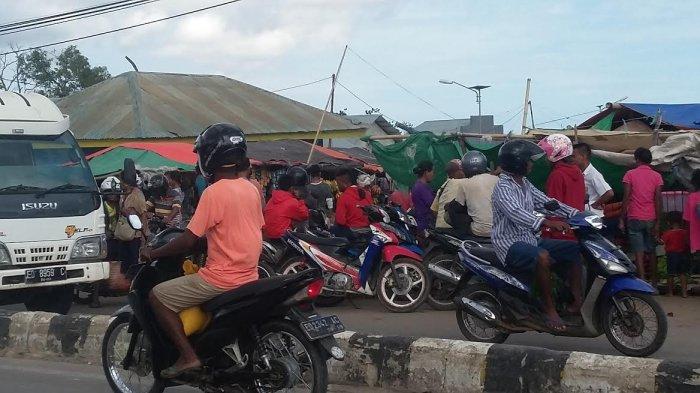 Pasar Rada Mata, SBD Semrawut, Pedagang Berjualan Hingga Marka Jalan Raya