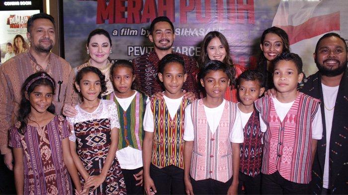 Para pemeran film Rumah Merah Putih menghadiri pemutaran perdana di Lippo Plaza Kupang, Sabtu (15/6/2019).