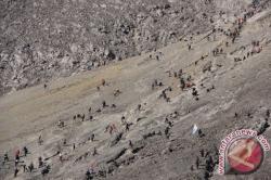 Warga Merapi Perbaiki Jalur Evakuasi