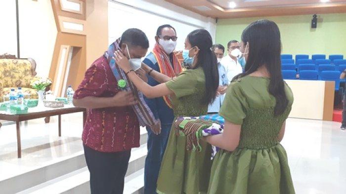 Penulis Robert Bala Sebut Buku Jalan Sambil Berjalan Sebuah Inspirasi Dari Kehidupan Misonaris