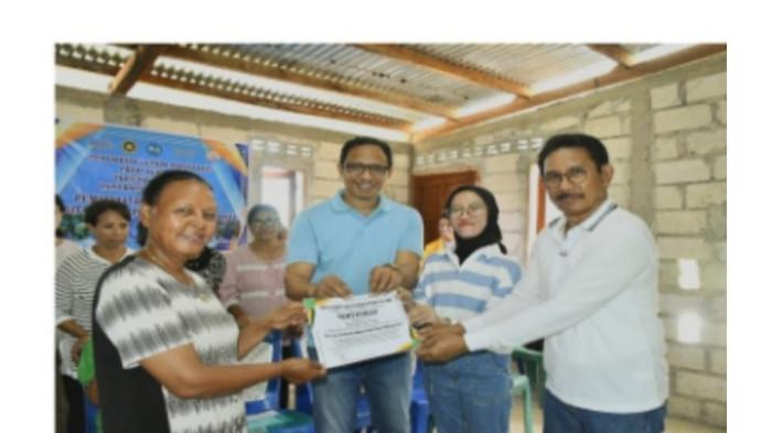 SERTIFIKAT - Penyerahan sertifikat secara simbolis kepada salah satu  peserta (Mitra P4S Damai)  atas keberhasilannya  dalam pelatihan Memanfaat Meta Ads dan Google Business Profile  oleh Ketua Pelaksana PkM Prof. Dr.Ir. D.Roy Nendissa, M.P didampingi anggota sekaligus mentor/pendamping , Yakobus CW SIubelan, S.P, M.Si dan Siska Elvani, S.P, M.P.
,