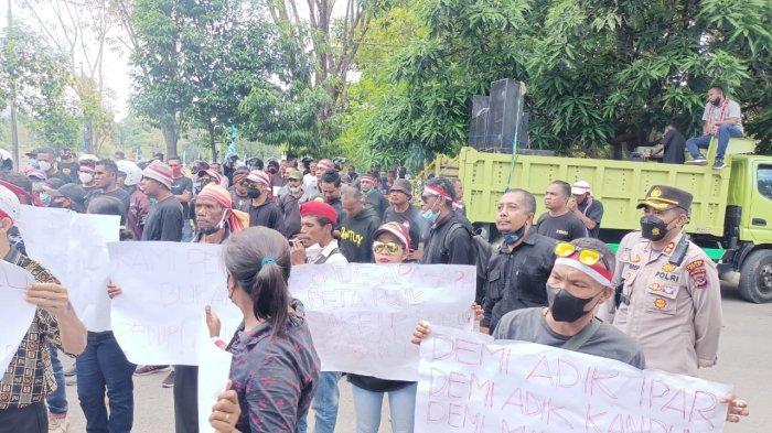 Massa Aksi Desak Bertemu DPRD Belu, Ini Tuntutannya