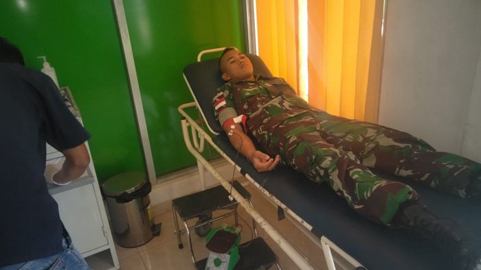 Bantu Warga yang Mengalami Pendarahan, Dua Anggota Satgas Yonif 743 Ini Donorkan Darah
