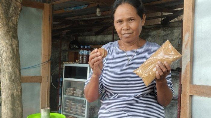 Kisah Petronela Mbalu, Jauh-jauh dari Desa Daudolu Datang Jual Gula Rote di Kota Ba'a