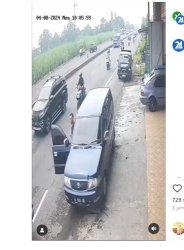 Berita Viral Detik Detik Pengendara Sepeda Motor Bersama Anaknya Jatuh Tabrak Pintu Mobil, Waspada