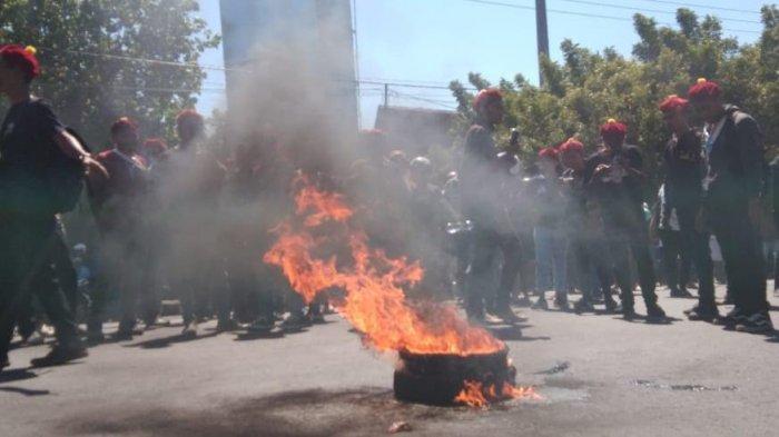 Aktivis PMKRI Maumere Gelar Demo Bakar Ban di Depan Polres Sikka, Begini Aksinya!
