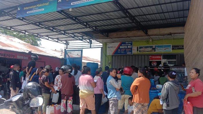 Warga Antre Beli Minyak Goreng Curah di Kota Kefamenanu