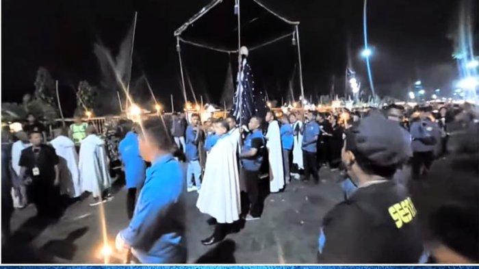 Puncak Prosesi Semana Santa, Peziarah Daraskan Doa Rosario Sepanjang Jalur Perarakan Tuan Ma