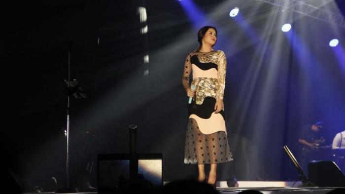 Raisa Kenakan Busana Cantik Transparan di Java Jazz Festival 2016