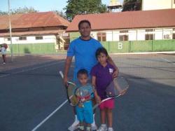 Latih atlet Tenis Lapangan Usia Dini