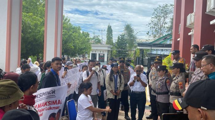 AKSI - Aksi damai Saksi Minor di Pengadilan Negeri Kupang Kelas 1A, Kamis (16/10).
 
 