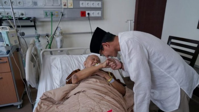 Bakal Calon Wapres Sandiaga Uno Menjenguk Gus Sholah di RSCM