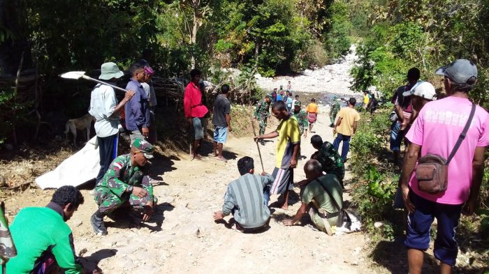 TNI dan Masyarakat Lookeu- Belu Gotong Royong Perbaiki Jalan Rusak