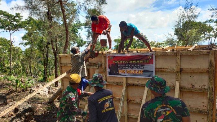 Satgas Yonarmed 3/105 Tarik Gotong Royong Bersama Warga Bangun Bak Air di  Desa Nilulat