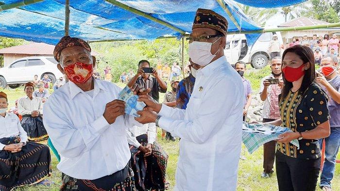 Serahkan BLT, Wabup Viktor Madur: Gunakan Sesuai Prioritas Kebutuhan