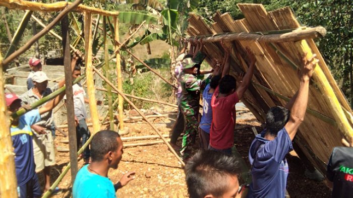 Rumah Terbakar, Ini yang Dilakukan Babinsa Wolomeze Bersama Warga