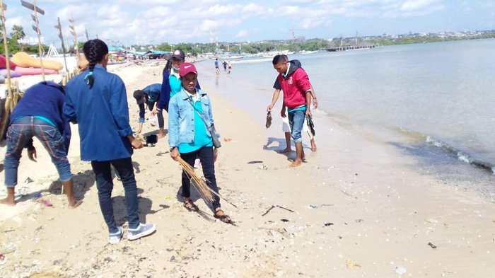 Puluhan Mahasiswa KKN Undana Lakukan Baksos Pembersihan Pantai Oesapa Kupang