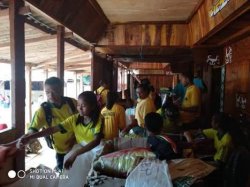 Civitas SMAK Recis Bajawa Sambangi Korban Musibah Gurusina
