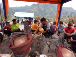 Warga Gurusina Gelar Ritual Adat Se Ze'e