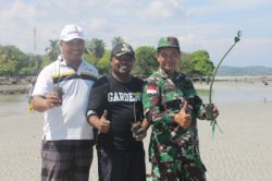 TNI dan Warga Tanam 900 Mangrove Di Pantai Atapupu-Belu