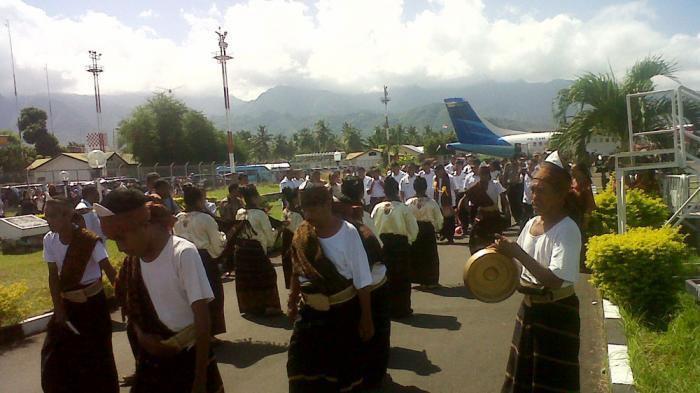 Menteri PU Disambut Tarian Adat Ende