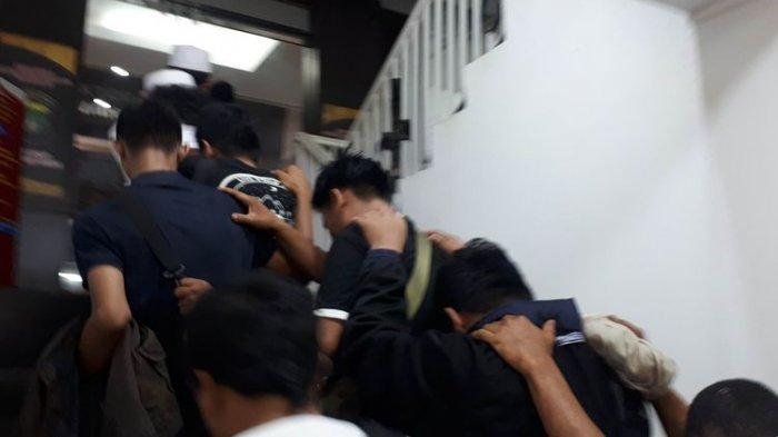20 Terduga Provokator Kerusuhan Tertunduk Saat Tiba di Polda Metro Jaya, Termasuk Pembakar Mobil