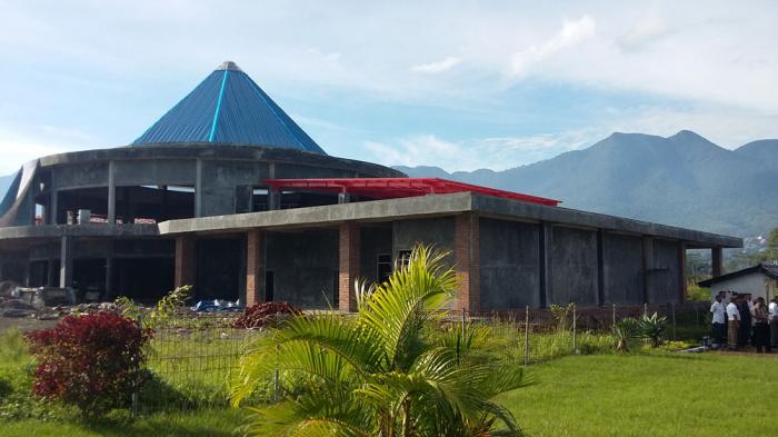 Atap Terminal Bandara Frans Lega Berbentuk 'Gendang'