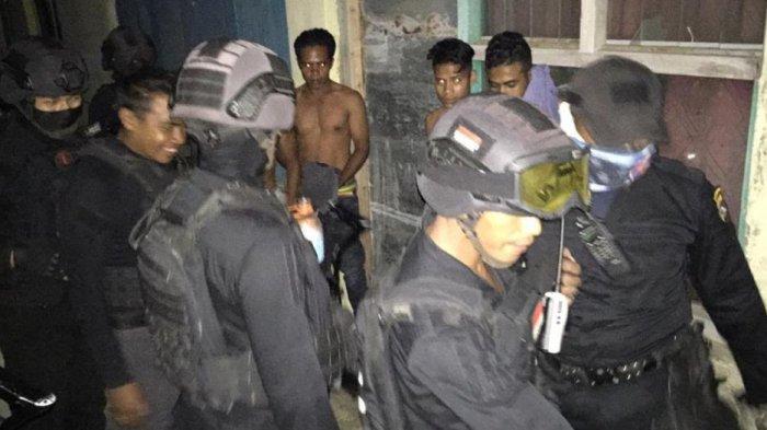 Tim Rajawali dan Polsek Kota Amankan Sejumlah Pemuda Mabok Miras di Kota Waingapu