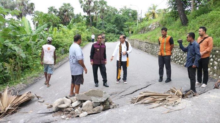 Ayodhia Kalake Tinjau Jalan Taebenu yang Rusak Akibat Cuaca Ekstrem di Kota Kupang