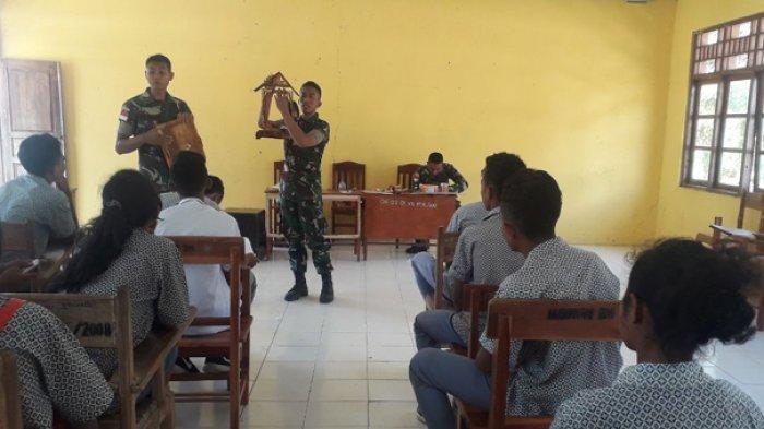 TNI Latih Siswa dan Siswi Membuat Kerajinan Tangan