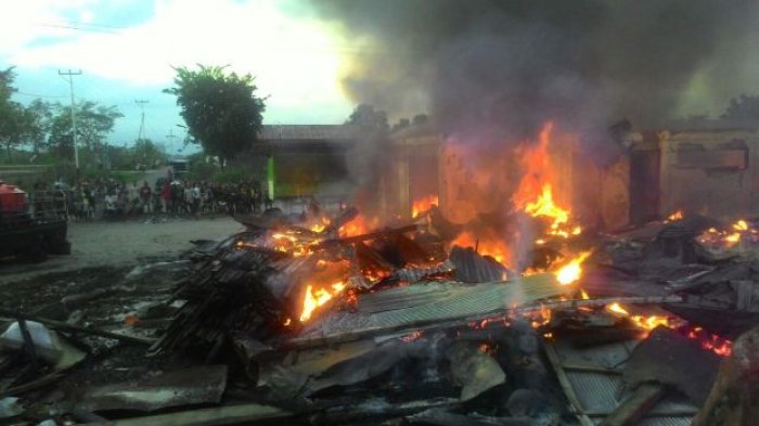 Tidak Ada Mobil Pemadam Mengakibatkan Kebakaran Toko Sinar Lembor Lama Dipadamkan
