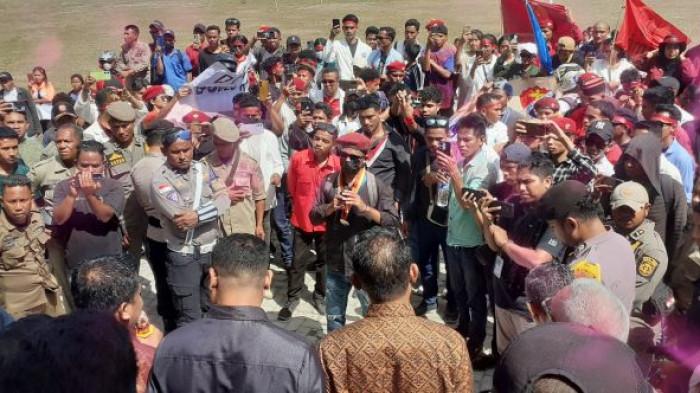 Demo ke DPRD Sumba Barat Daya, Massa Aksi Mahasiswa Desak Turunkan Tunjangan DPRD