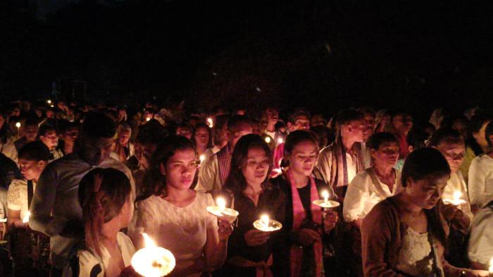 PATUNG BUNDA - Ribuan umat Katolik menyalakan lilin saat Ave Maria Night di Patung Bunda Maria Pelindung Segala Bangsa, Teluk Gurita, Kabupaten Belu, Sabtu (30/5/2026) malam. Cahaya lilin menjadi simbol doa dan harapan akan perdamaian dunia.