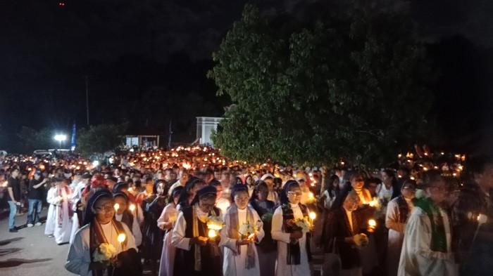 PATUNG BUNDA - Ribuan umat Katolik menyalakan lilin saat Ave Maria Night di Patung Bunda Maria Pelindung Segala Bangsa, Teluk Gurita, Kabupaten Belu, Sabtu (30/5/2026) malam. Cahaya lilin menjadi simbol doa dan harapan akan perdamaian dunia.