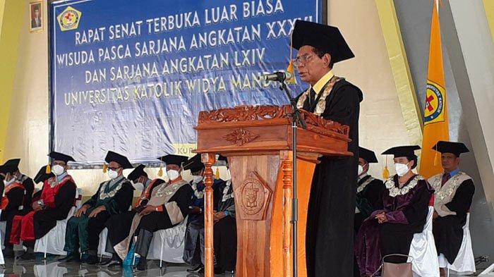 Unwira Kupang Wisudakan 736 Lulusan, Ini Pesan Rektor Pater Philipus Tulle