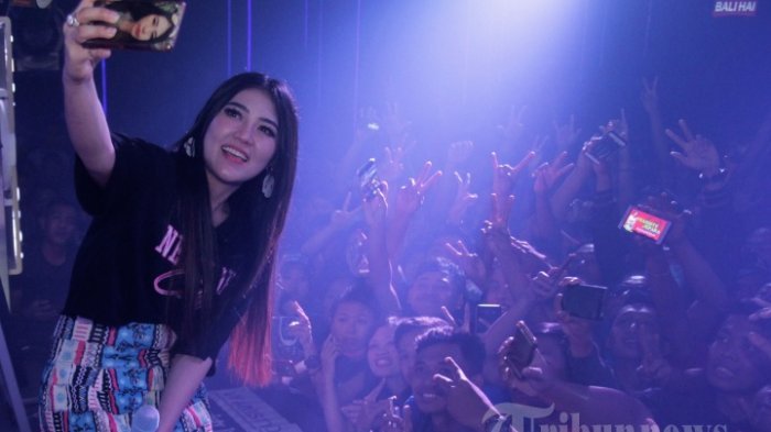 Via Vallen Malu-malu Saat Dikirimi Pesan Oleh Kiper Manchester United, David de Gea