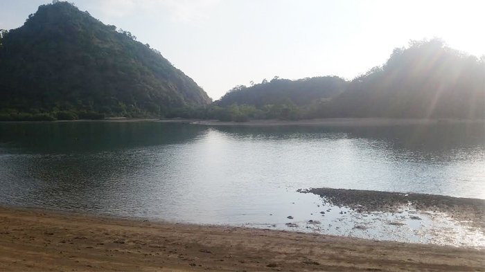 Pemandangan di perbatasan Pantai Wae Rana dengan Wae Cecu, pekan lalu.