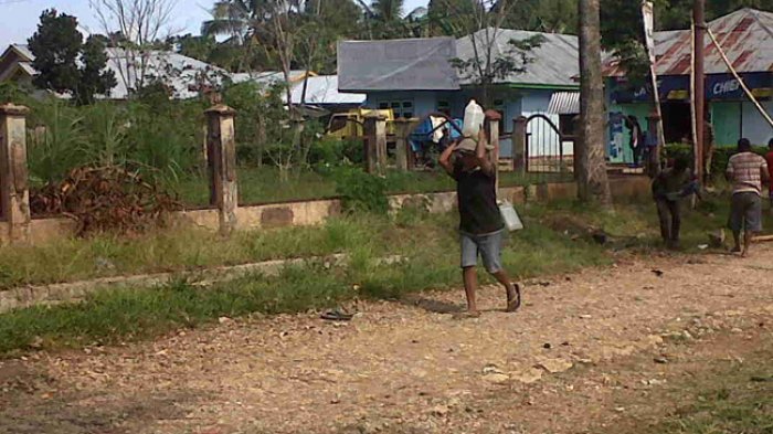 Setiap Pagi Warga Benteng Jawa Hari Jalan Sepanjang 1 Km Mengambil Air