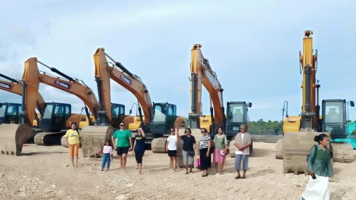 TBERWISATA - Penduduk lokal berwisata di lokasi pembangunan K-SIGN, di Kecamatan Rote Timur, Jumat (14/11/2025).
