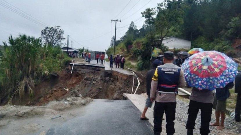 Longsor Landa Tapanuli Selatan dan Dairi Sumatera Utara, Ruas Jalan Nasional Putus Total