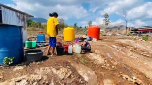 AIR-BERSIH-Penyintas-korban-erupsi-Gunung-Lewotobi-sedang-menadah-air-di-Huntara-III.jpg