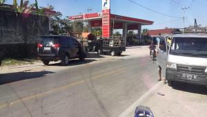 ANTREAN-KENDARAAN-Antrean-kendaraan-terutama-mobil-memadati-SPBU-km3-Sumba-Barat.jpg