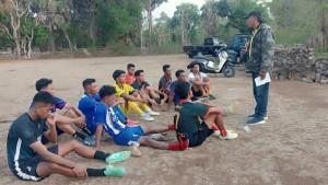 ARAHAN-Pelatih-Kepala-Perserond-Rote-Ndao-Pius-Pake-saat-memberi-arahan.jpg