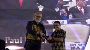 Abraham-Paul-Liyanto-menerima-penghargaan.jpg