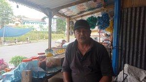 Adrianus-salah-satu-pedagang-di-Pasar-Bobou-Bajawa.jpg