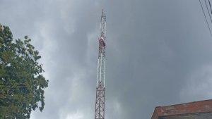 Agustinus-Woro-asal-Ngada-kembali-memanjat-tower-yang-ada-di-samping-Radio-Suara-Sikka.jpg